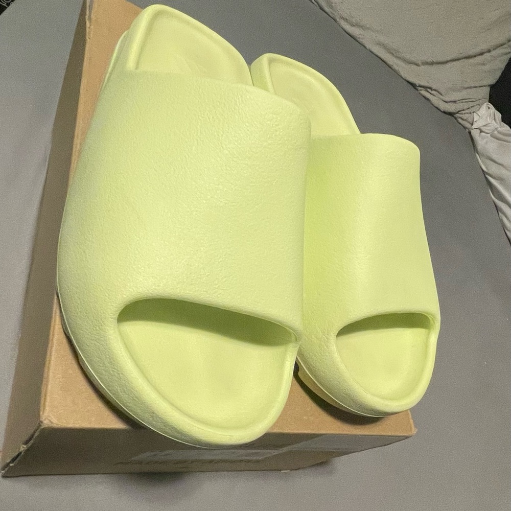 YEZZY SLIDE ‘GLOW GREEN’ 2022